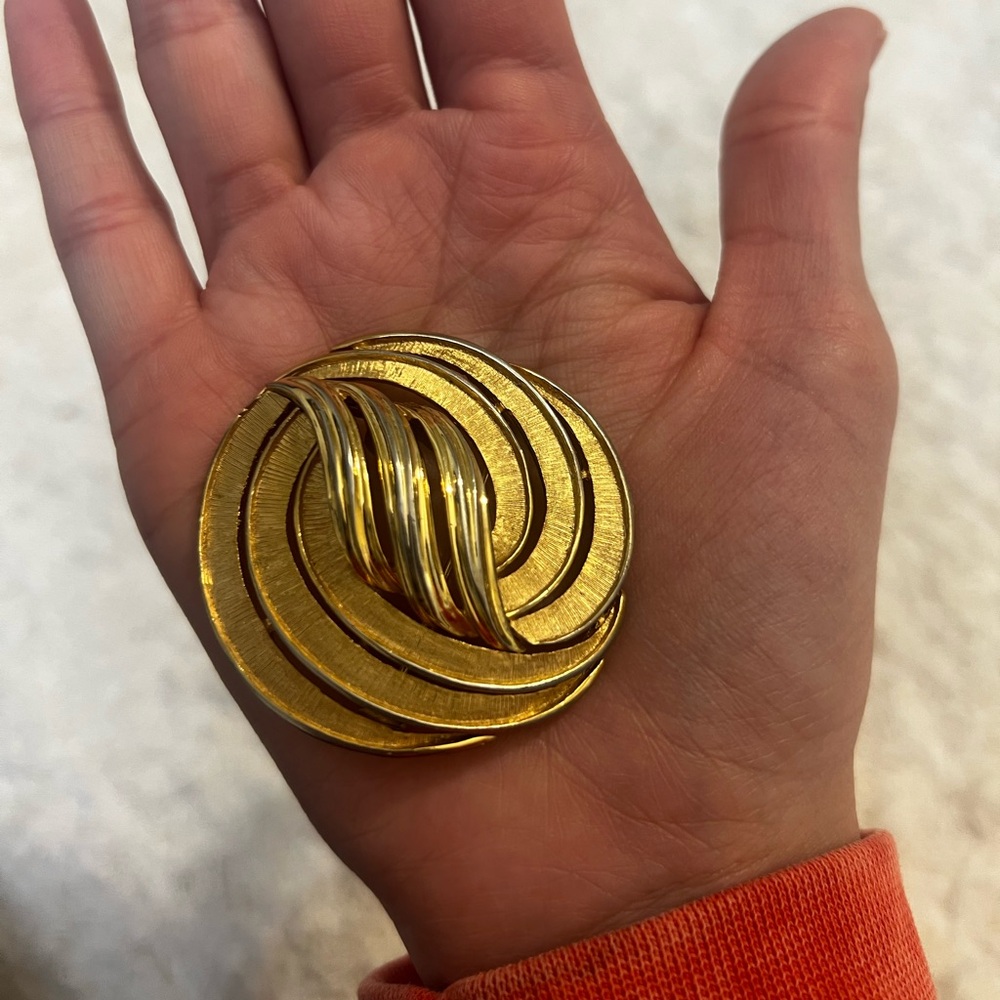Crown Trifari Swirl Ribbon Feather Abstract Round Gold tone Vintage Brooch Pin